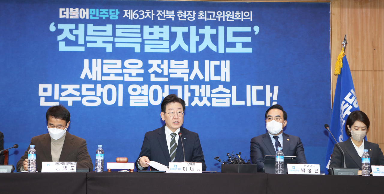 이재명 더불어민주당 대표가 27일 전북 익산시청에서 열린 현장 최고위원회의에서 발언하고 있다. [연합]