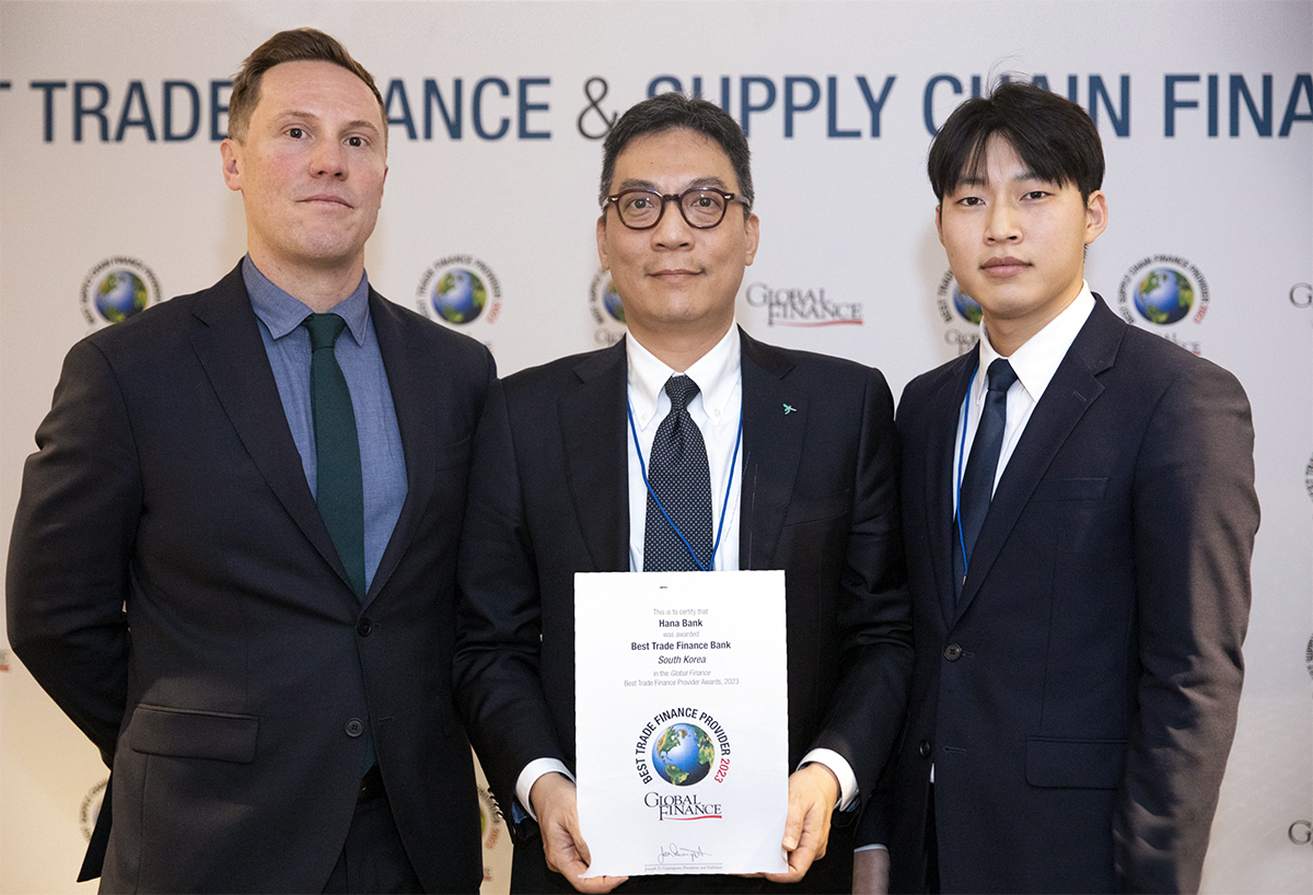 지난 25일 영국 런던에서 개최된 시상식에 참석한 이성필 하나은행 런던지점 팀장(가운데)이 기념촬영을 하고 있다.[하나은행 제공]