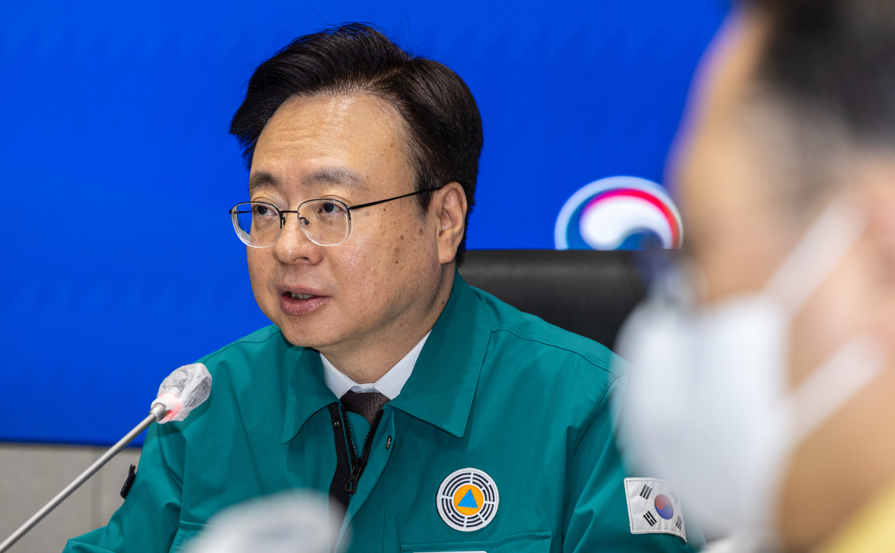 조규홍 보건복지부 장관이 27일 오전 서울 종로구 정부서울청사에서 열린 코로나19 중앙대책본부 회의에 입장한 뒤 실내마스크 권고와 코로나19 중증환자 병상 조정에 대한 발언을 하고 있다. [연합]
