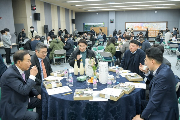 노관규 순천시장(가운데)를 비롯한 관계자들이 26일 '현학' 막걸리를 시음하고 있다.