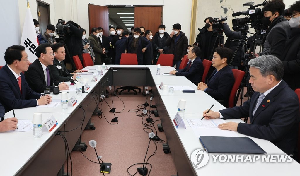 27일 오전 국회 국민의힘 원내대표회의실에서 열린 군공항 이전 논의를 위한 간담회에서 주호영 원내대표가 인사말을 하고 있다.(왼쪽부터 국민의힘 김상훈 의원, 주 원내대표, 더불어민주당 송갑석 의원, 추경호 부총리 겸 기획재정부 장관, 강기정 광주시장, 이종섭 국방부 장관)