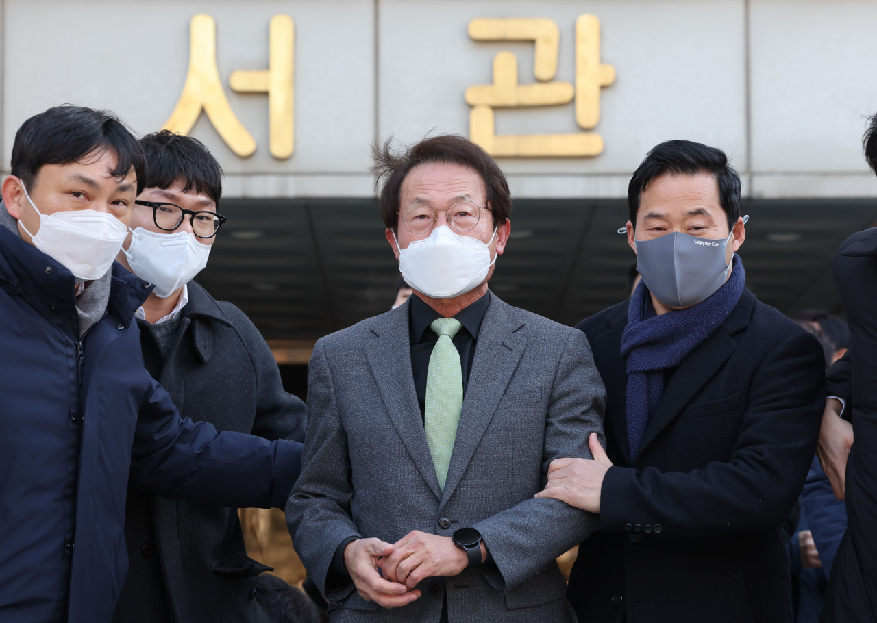 해직 교사 부정 채용 의혹을 받는 조희연 서울시교육감이 27일 오후 서울 서초구 서울중앙지법에서 열린 1심 선고 공판에서 징역 1년6개월에 집행유예 2년을 선고받은 뒤 건물을 나서고 있다. [연합]