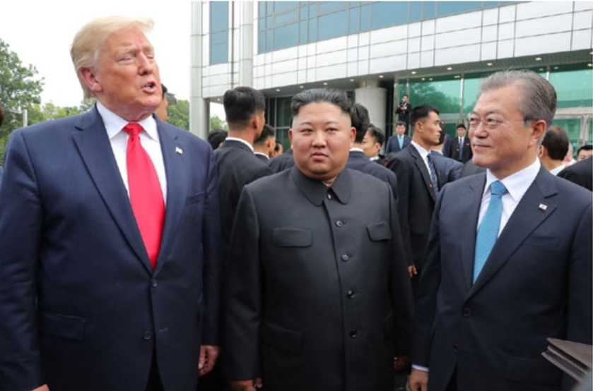태영호 국민의힘 의원은 27일 마이크 폼페이오 전 미국 국무장관의 회고록을 언급하며 지난 2019년 6월 30일 남북미 정상 판문점회동을 통해 문재인 정부의 굴욕스런 민낯이 드러났다고 비판했다. 판문점회동 당시 문재인 대통령과 김정은 북한 국무위원장, 도널드 트럼프 미 대통령이 대화를 나누고 있다. [노동신문 홈페이지]