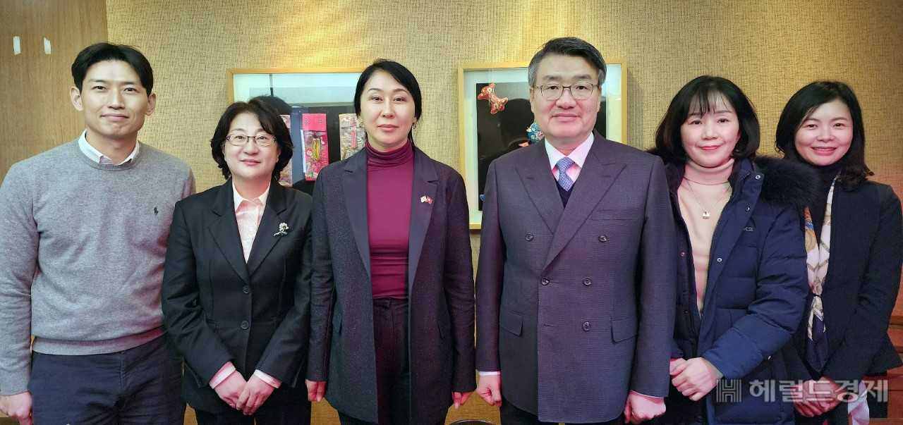 박상철 호남대학교 총장은 27일 아이다 이스마일로바 키르기스스탄(Kyrgyzstan)공화국 주한대사, 이해영 세종학당재단 이사장과 오찬 간담회를 가졌다
