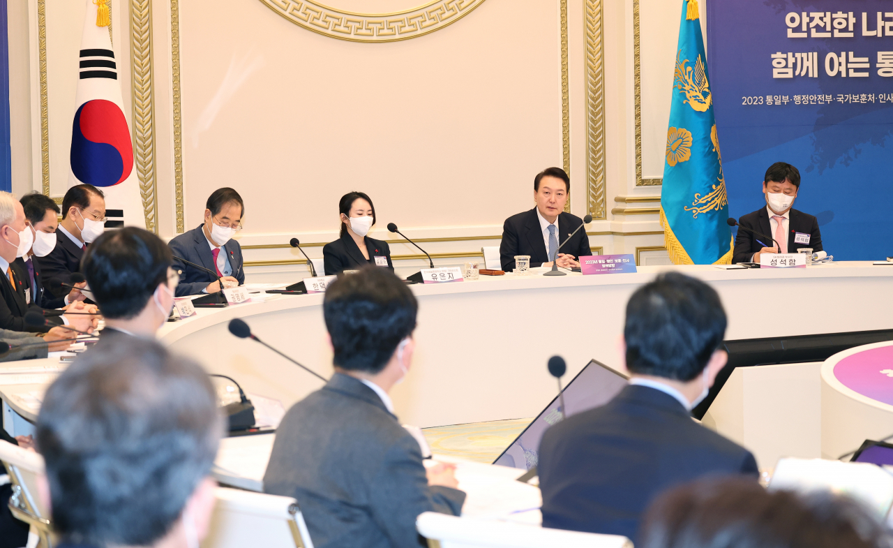 윤석열 대통령이 27일 청와대 영빈관에서 열린 통일부·행정안전부·국가보훈처·인사혁신처 업무보고에서 발언하고 있다. [연합]