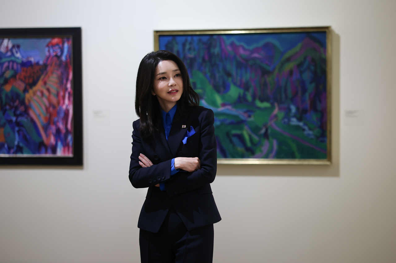 윤석열 대통령과 스위스를 방문 중인 김건희 여사가 19일(현지시간) 취리히 미술관을 방문, 미술 작품을 관람하고 있다. [연합]