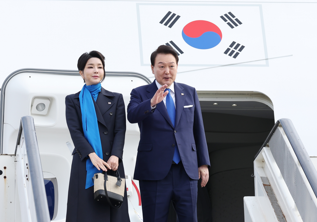 스위스 방문을 마친 윤석열 대통령과 김건희 여사가 20일(현지시간) 취리히국제공항에서 공군 1호기에 탑승, 환송객들에게 인사하고 있다. [연합]