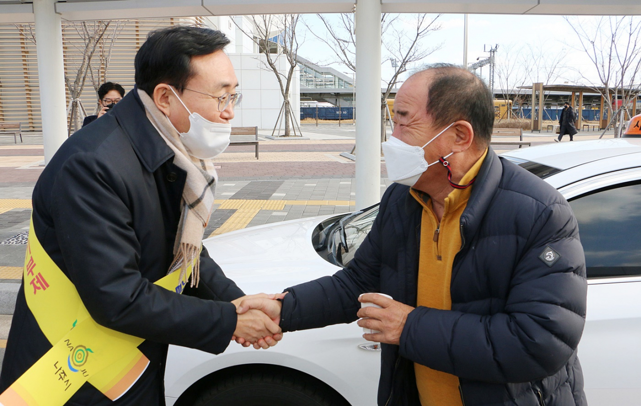 나주역에서 택시기사와 악수하고 있는 윤병태시장