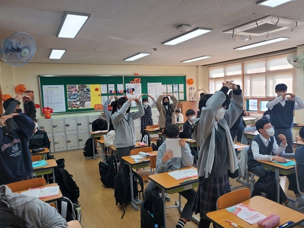 학생들이 한국동서발전의 신·재생에너지 교육 프로그램에 참여하고 있다. [사진=한국동서발전]