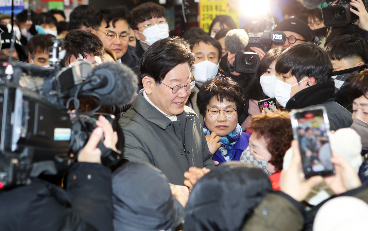 이재명 더불어민주당 대표가 27일 전북 군산시 공설시장을 찾아 인사하고 있다. [연합]