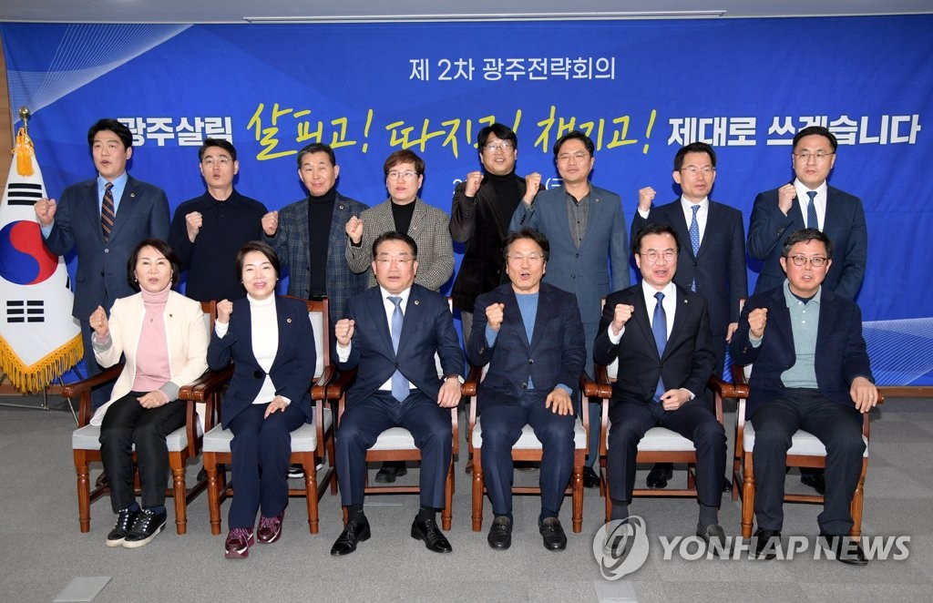 27일 오후 광주 서구 치평동 광주시의회 대회의실에서 열린 제2회 광주전략회의에 참석한 강기정 시장과 정무창 시의회 의장 등 참석자들이 회의에 앞서 기념촬영을 하고 있다.[광주시 제공]