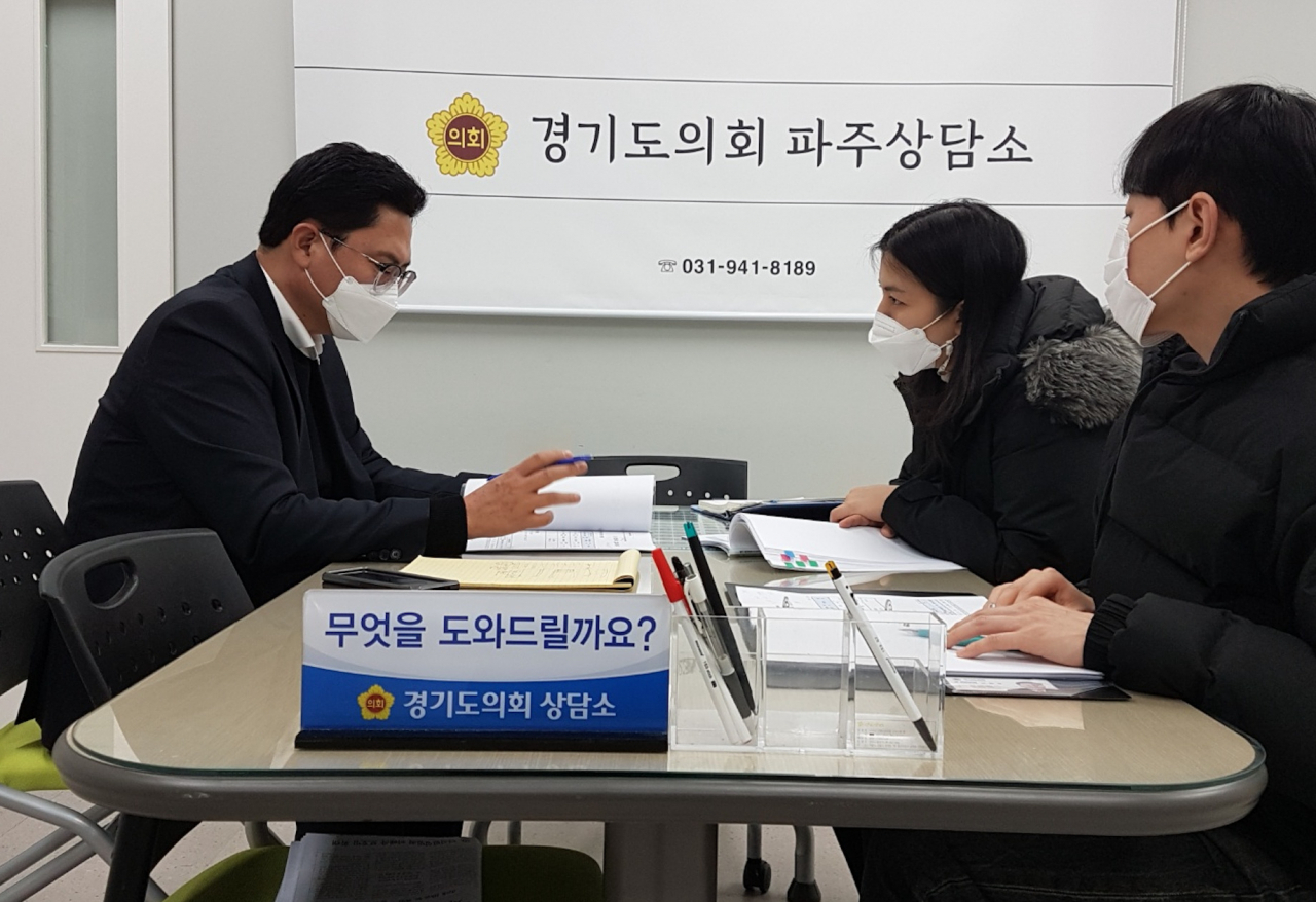 이용욱 의원이 파주교육지원청 올해 제1차 수시분 공유재산 관리계획안을 보고 받고있다