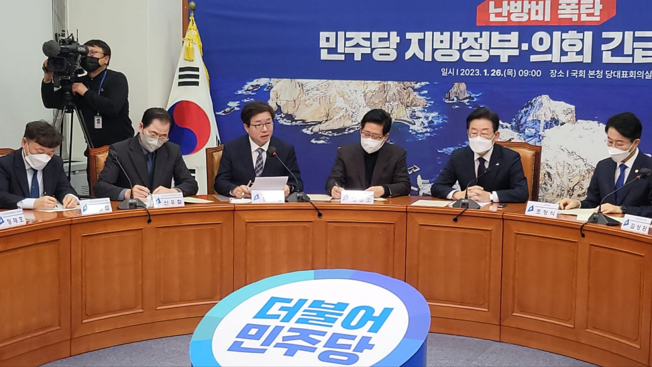 오른쪽에서 2번째 이재명 대표, 4번째 염태영 경기경제부지사.