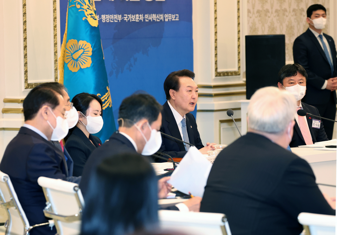윤석열 대통령이 27일 청와대 영빈관에서 열린 통일부·행정안전부·국가보훈처·인사혁신처 업무보고에서 발언하고 있다. [연합]