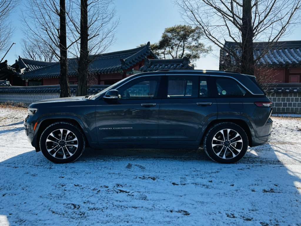 지프 올 뉴 그랜드 체로키 오버랜드 측면. 디자인 요소를 절제하면서 창을 키웠다. [정찬수 기자]