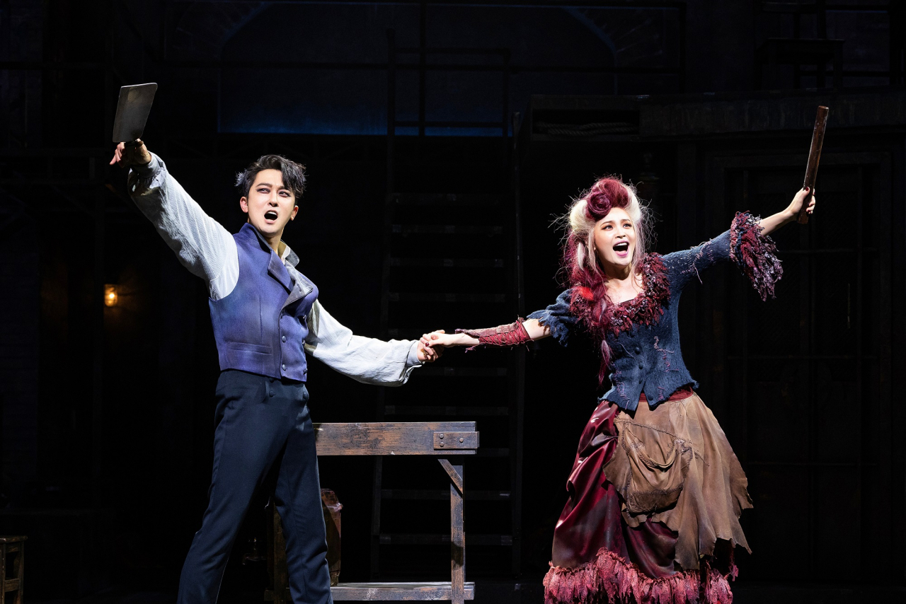Kang Pil-seok (left) plays Sweeney Todd and Jeon Mi-do plays Lovett in “Sweeney Todd: The Demon Barber of Fleet Street.” (OD Company)