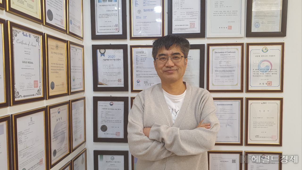 연구실에는 50여종이 넘는 각종 특허와 상장들이 있다. 양철훈 이사가 포즈를 취했다. 서인주 기자