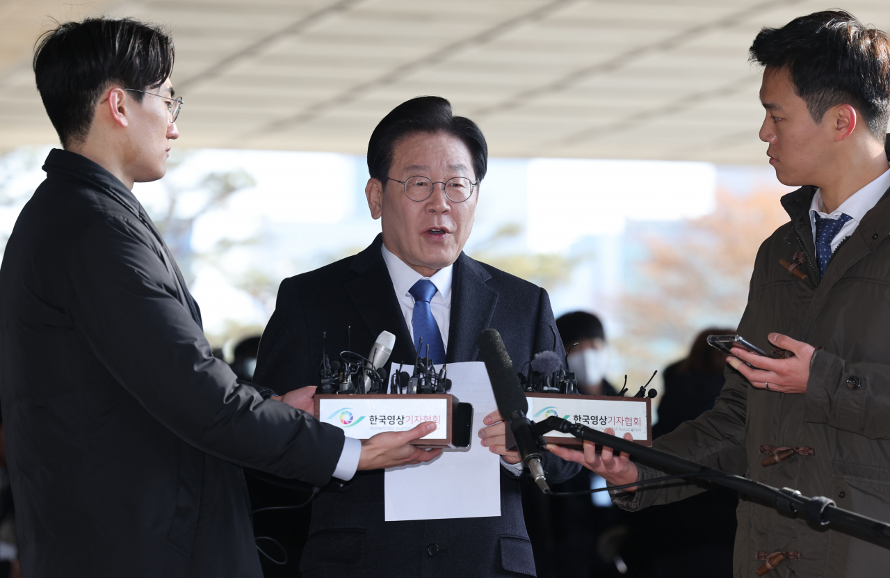 더불어민주당 이재명 대표가 28일 오전 서울 서초구 서울중앙지검에 위례 신도시·대장동 개발사업 비리 의혹과 관련한 검찰 소환 조사를 위해 들어서며 발언하고 있다. [연합]