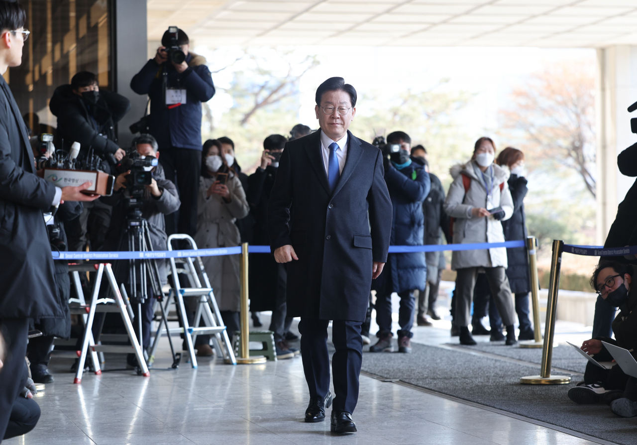 더불어민주당 이재명 대표가 28일 오전 서울 서초구 서울중앙지검에 위례 신도시·대장동 개발사업 비리 의혹과 관련한 검찰 소환 조사를 위해 들어서고 있다. [연합]