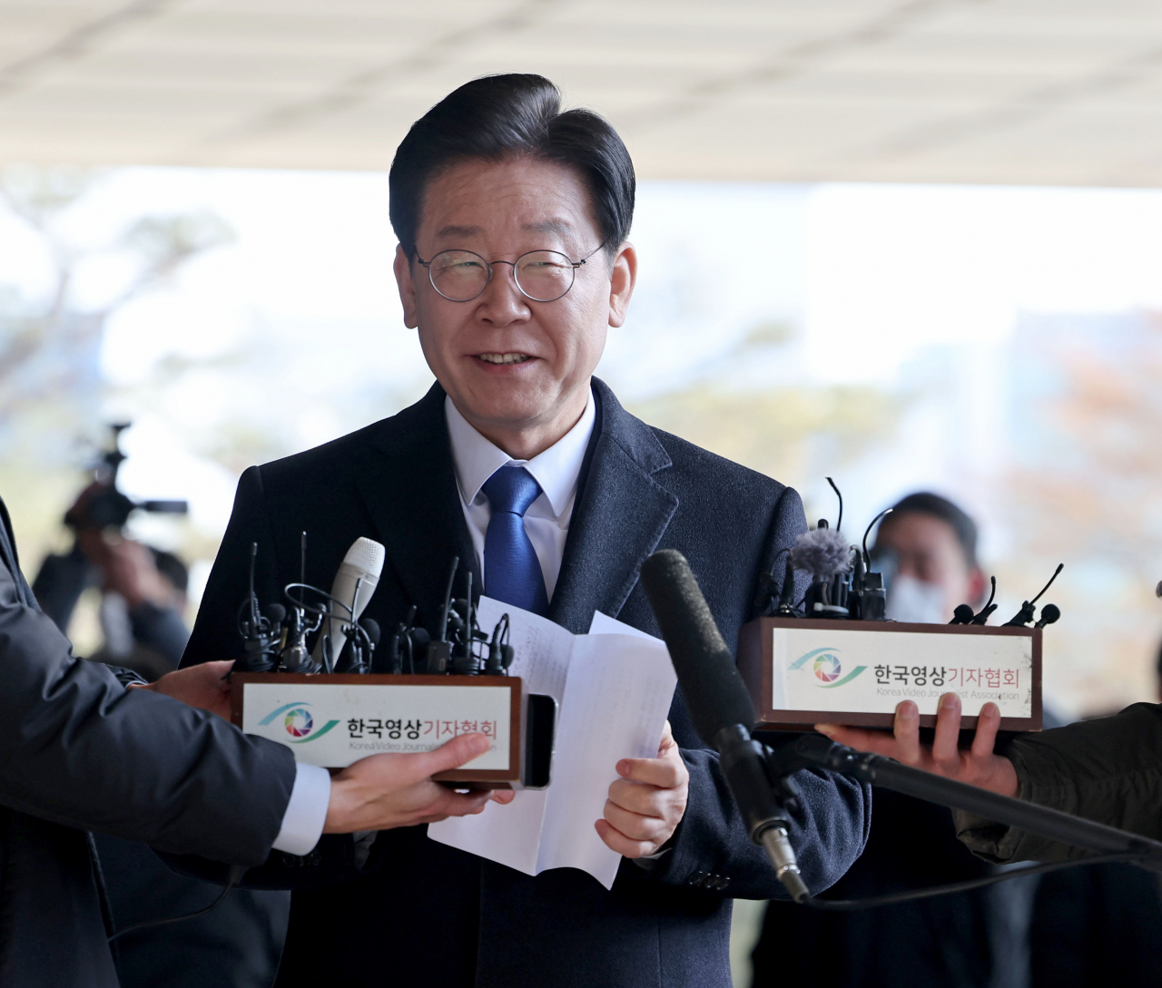 더불어민주당 이재명 대표가 28일 오전 서울 서초구 서울중앙지검에 위례 신도시·대장동 개발사업 비리 의혹과 관련한 검찰 소환 조사를 위해 들어서며 발언하고 있다. [연합]