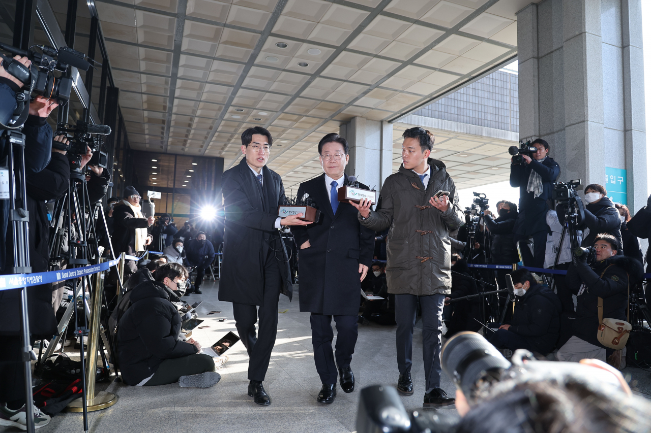 더불어민주당 이재명 대표가 28일 오전 서울 서초구 서울중앙지검에 위례 신도시·대장동 개발사업 비리 의혹과 관련한 검찰 소환 조사를 위해 들어서고 있다. [연합]