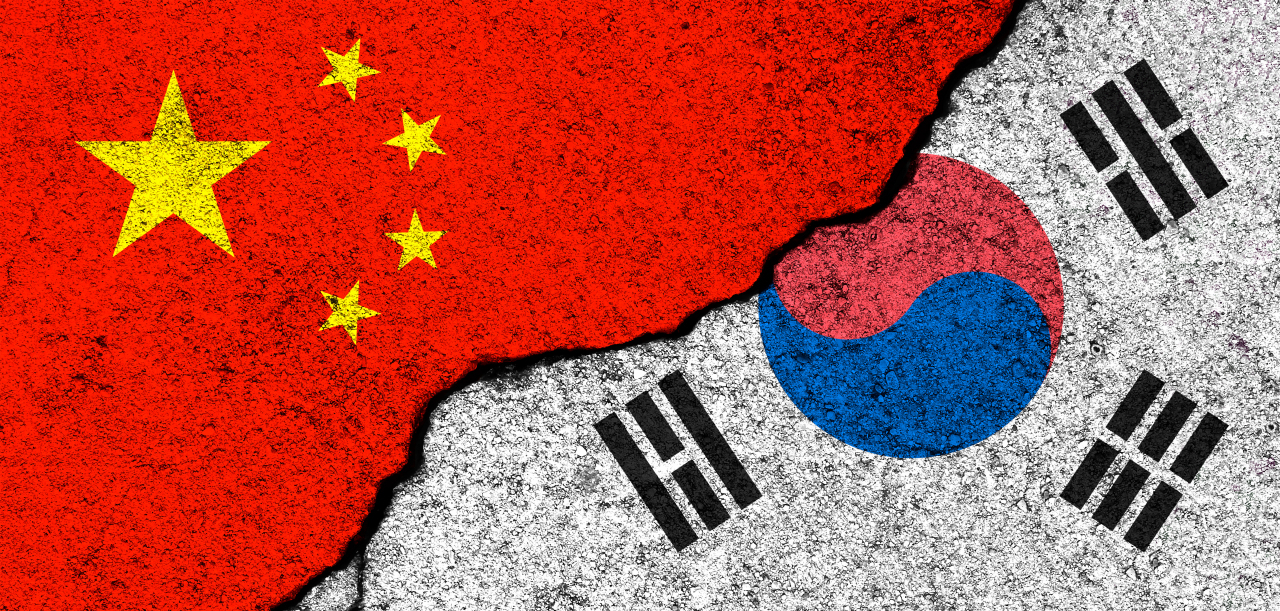 The South Korean flag (right) and Chinese flag. (123rf)