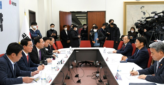 광주군공항이전특별법 관련 현안 간담회가 27일 국회에서 열리고 있다. [광주시 제공]