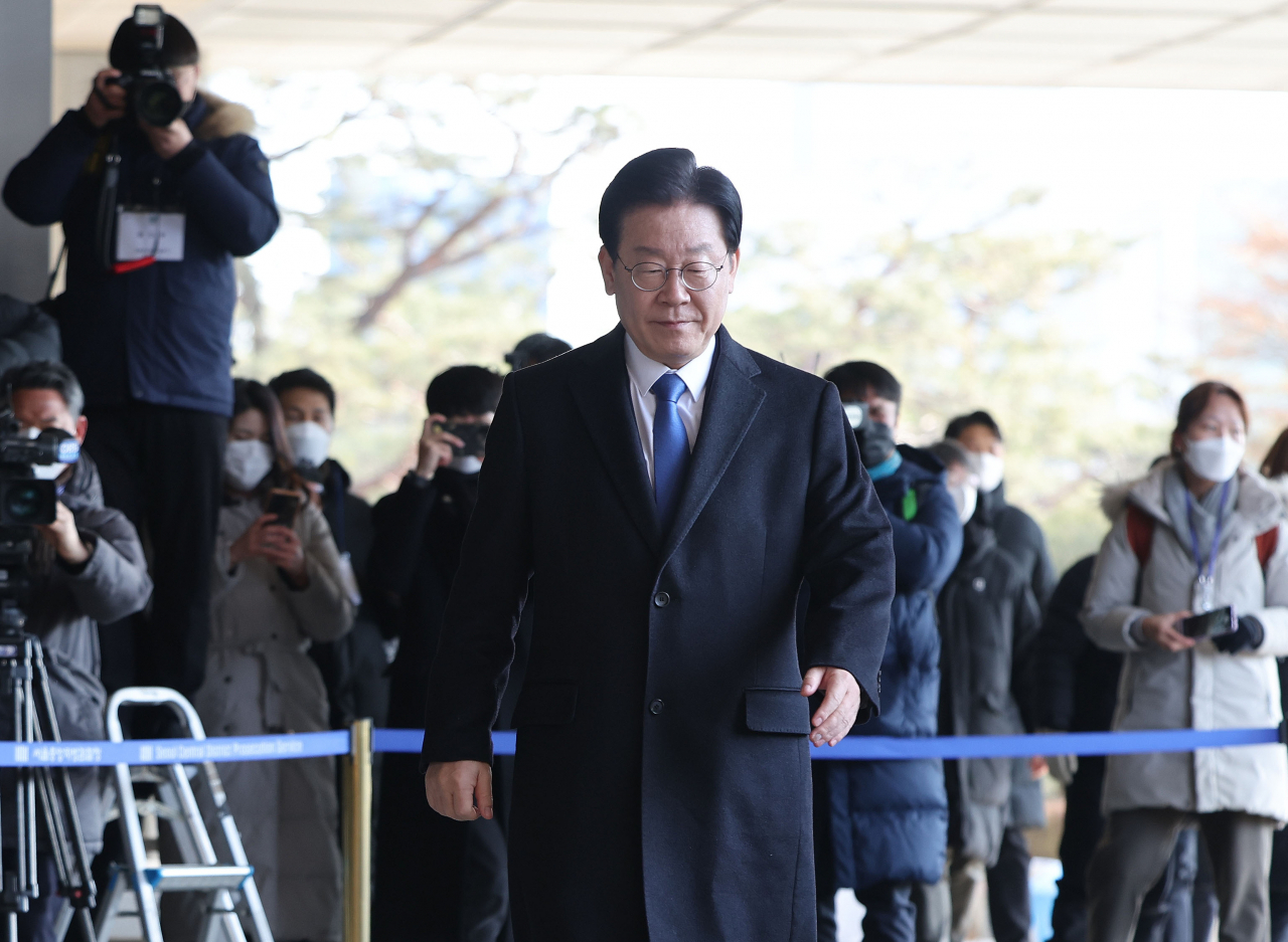 이재명 더불어민주당 대표가 28일 오전 서울 서초구 서울중앙지검에 위례 신도시·대장동 개발사업 비리 의혹과 관련한 검찰 소환 조사를 위해 들어서고 있다. [연합]