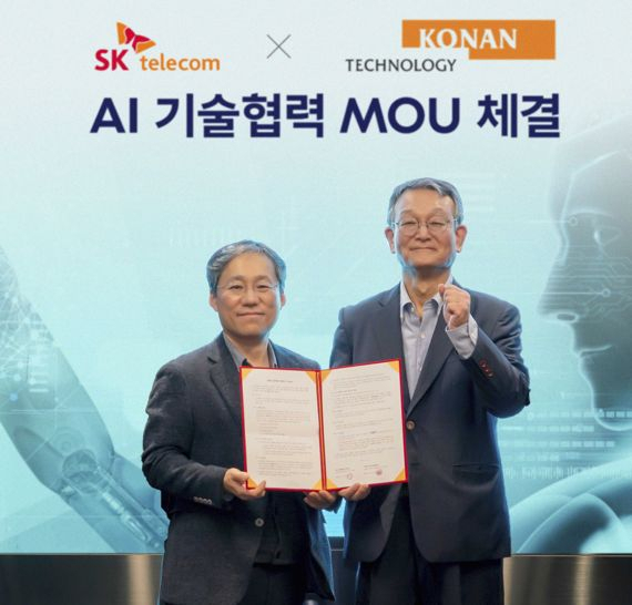SK텔레콤과 코난테크놀로지가 파트너십을 체결했을 당시 사진 . 이상호 SK텔레콤 CTO(왼쪽)와 김영섬 코난테크놀로지 대표.
