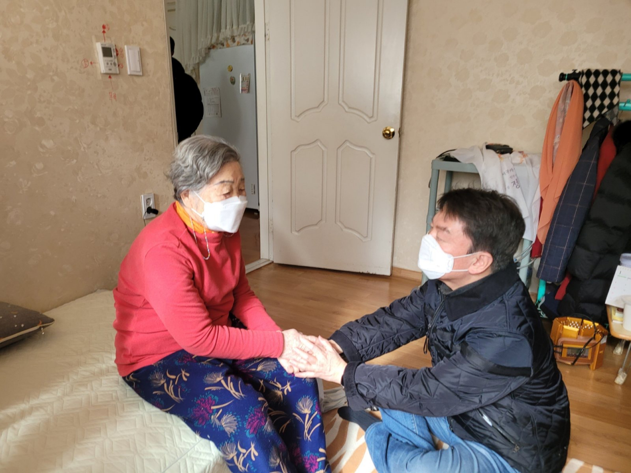 국민의힘 당권주자인 안철수 의원이 28일 서울시 관악구 홀로 사는 어르신을 방문, 난방비 문제 등에 관해 대화를 나누고 있다. [연합]