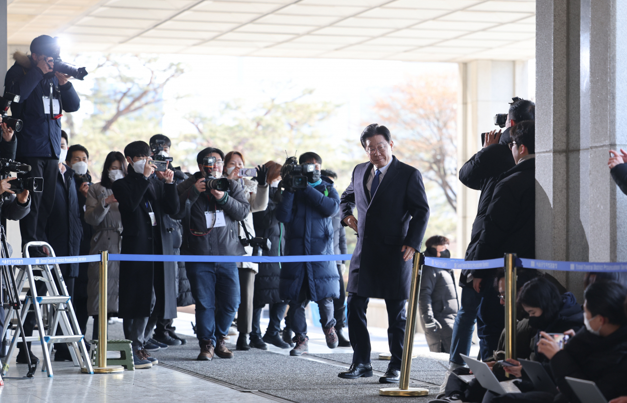 이재명 더불어민주당 대표가 28일 오전 서울 서초구 서울중앙지검에 위례 신도시·대장동 개발사업 비리 의혹과 관련한 검찰 소환 조사를 위해 들어서고 있다. [연합]