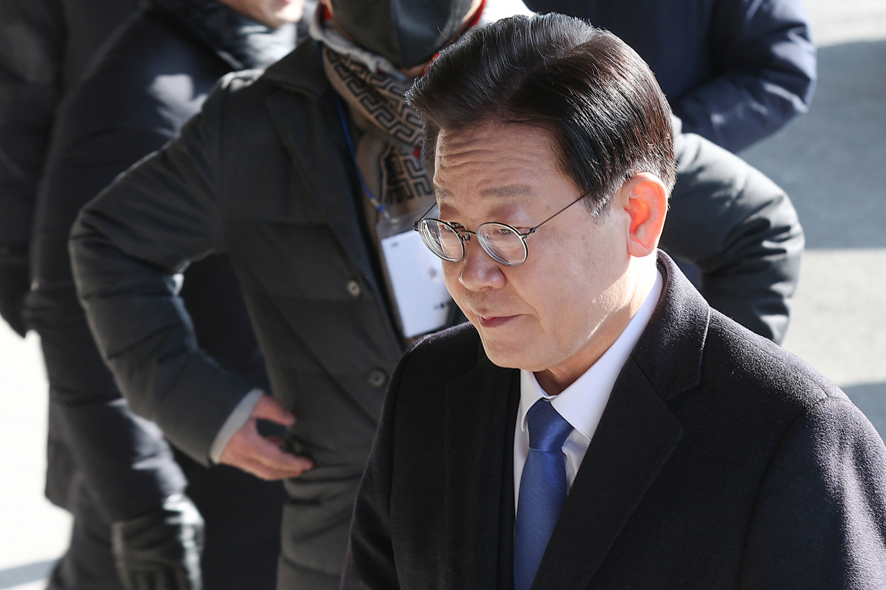 '위례·대장동 개발 의혹'과 관련해 검찰의 소환조사 통보를 받은 더불어민주당 이재명 대표가 28일 오전 서울 서초구 서울중앙지방검찰청에 출석하기 위해 차에서 내려 이동하고 있다. [연합]