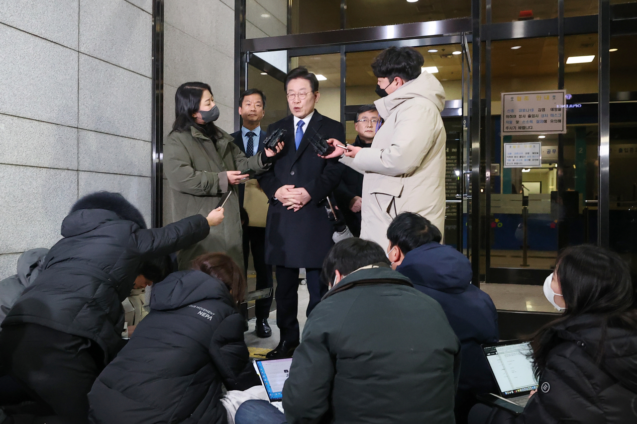 위례·대장동 개발 비리 사건과 관련해 피의자 신문 조사를 마친 더불어민주당 이재명 대표가 28일 오후 서울 서초구 서울중앙지방검찰청에서 취재진 질문에 답하고 있다. [연합]