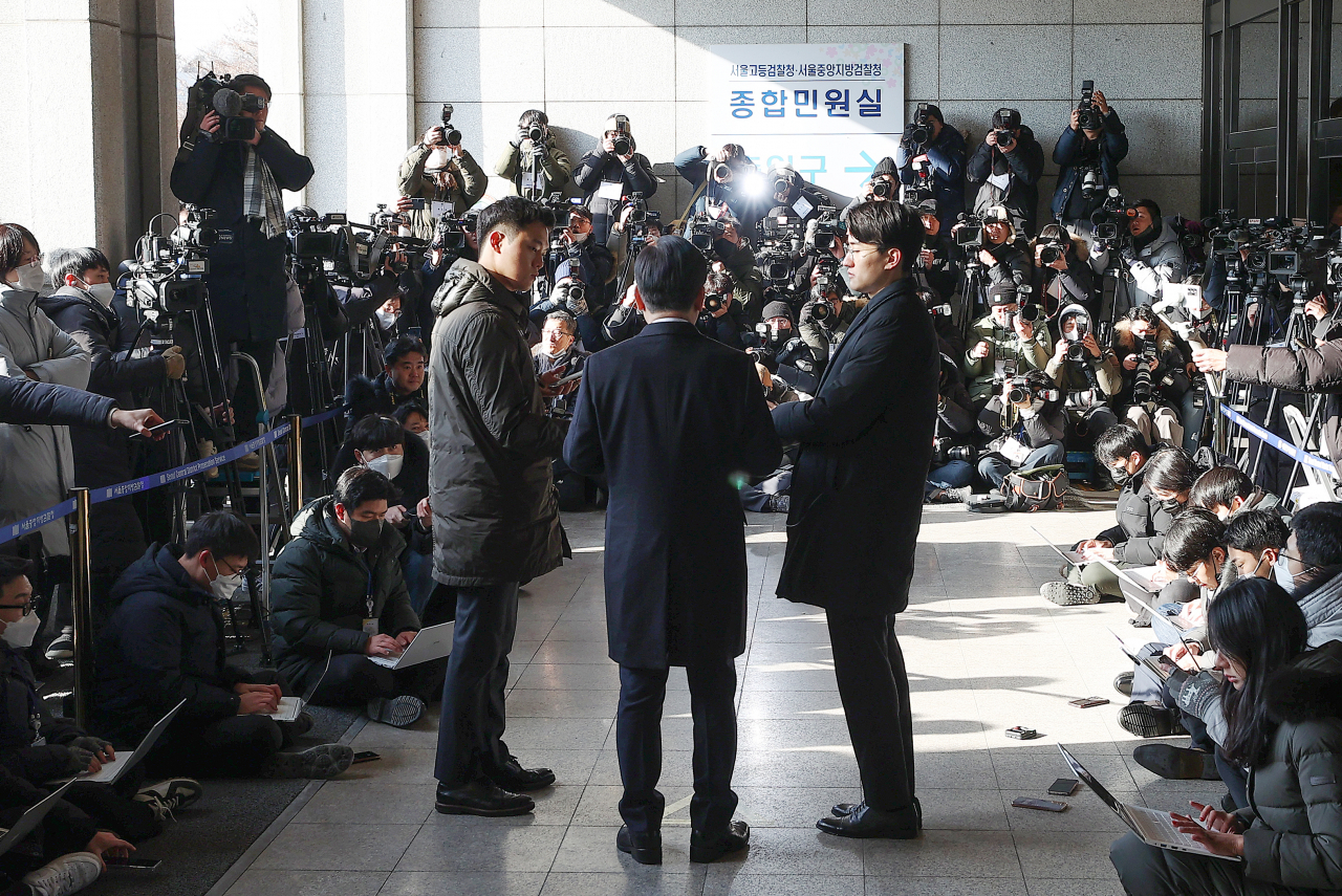 '위례·대장동 개발 의혹'과 관련해 검찰의 소환조사 통보를 받은 더불어민주당 이재명 대표가 28일 오전 서울 서초구 서울중앙지방검찰청에 출석하기 전 취재진 질문에 답하고 있다. [연합]
