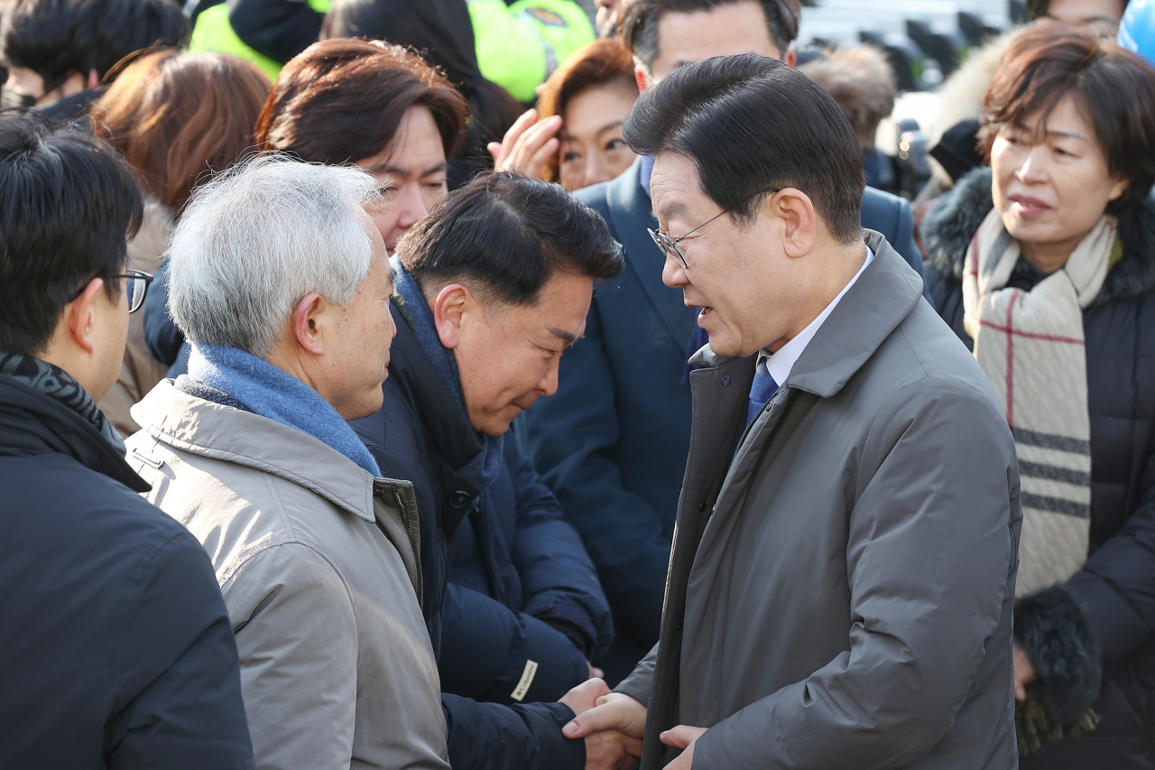 '위례·대장동 개발 의혹'과 관련해 검찰의 소환조사 통보를 받은 더불어민주당 이재명 대표가 28일 오전 서울 서초구 서울중앙지방검찰청에 출석하기 전 더불어민주당 의원들과 인사를 나누고 있다. [연합]