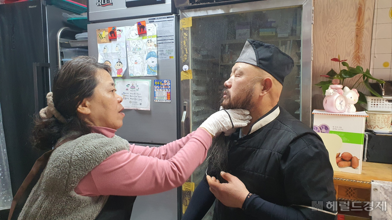 주인장 하홍재·배경희 부부. 오후 2시 가게 오픈에 앞서 부인이 남편의 턱수염을 단정하게 정리해 주고 있다. 서인주 기자