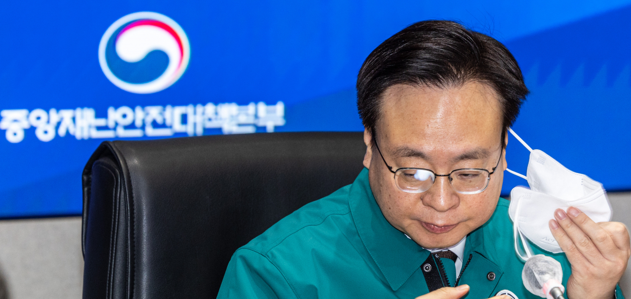 조규홍 보건복지부 장관이 27일 오전 서울 종로구 정부서울청사에서 열린 코로나19 중앙대책본부 회의에 입장한 뒤 발언하기 위해 마스크를 벗고 있다. [연합]