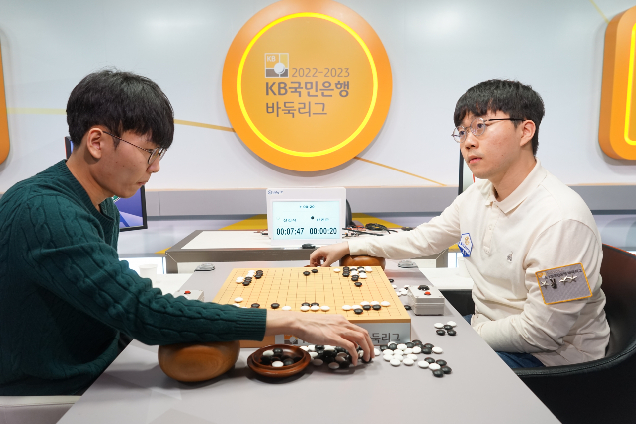 신진서(왼쪽)가 신민준과의 에이스결정전에서 승리한 뒤 복기하는 모습./한국기원 제공