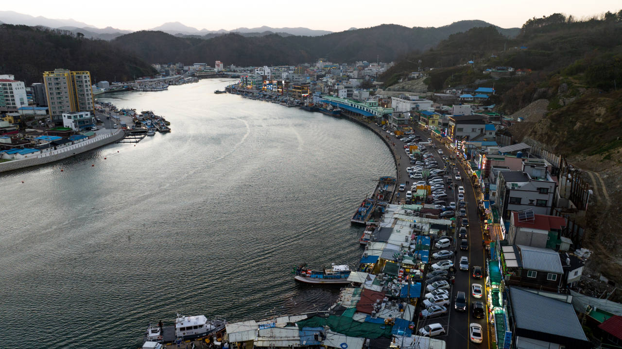 강구항 영덕대게거리 일대 전경.[영덕군 제공]