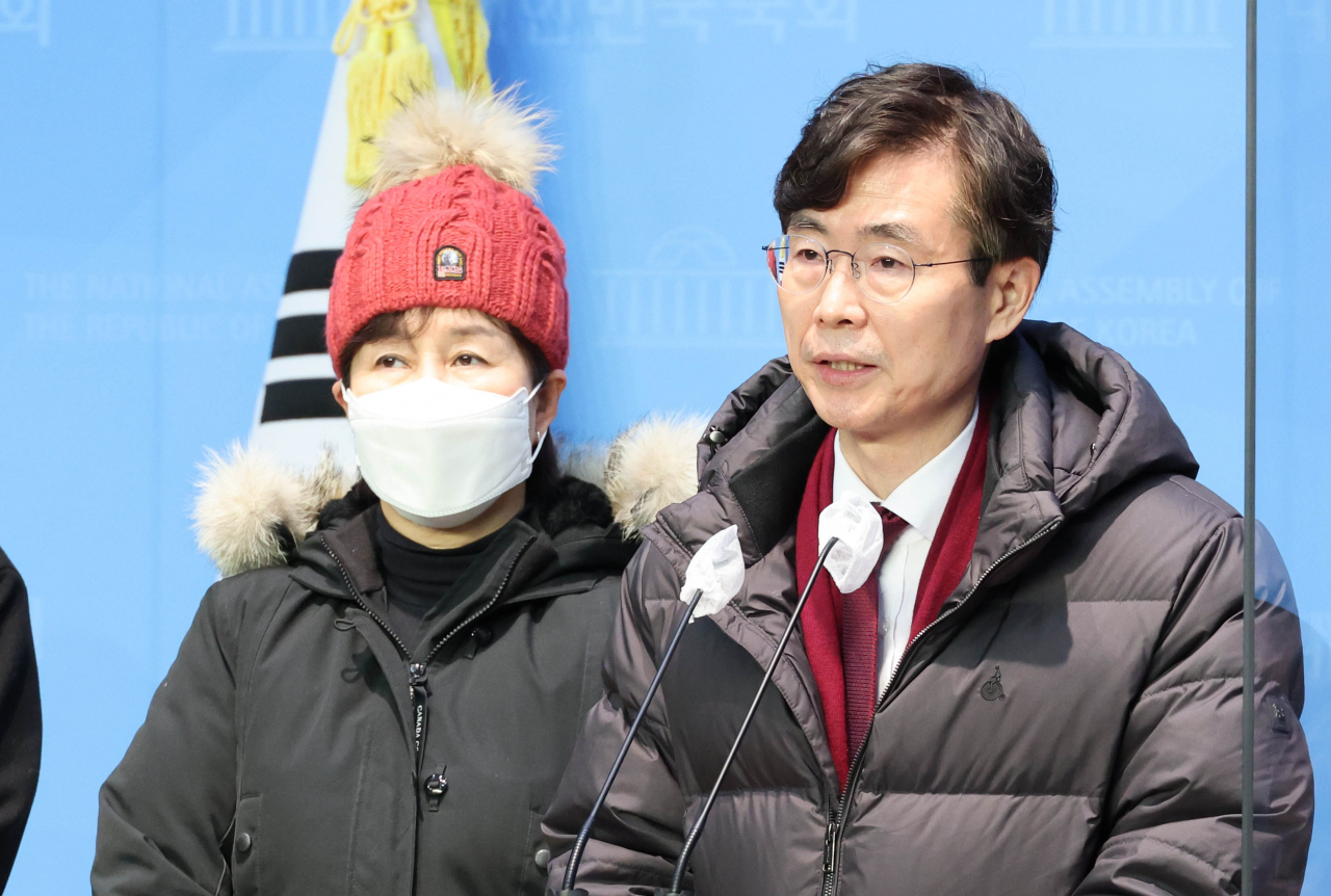 조경태 국민의힘 의원이 29일 국회 소통관에서 전국민 난방비 지원을 촉구하는 기자회견을 하고 있다. [연합뉴스]