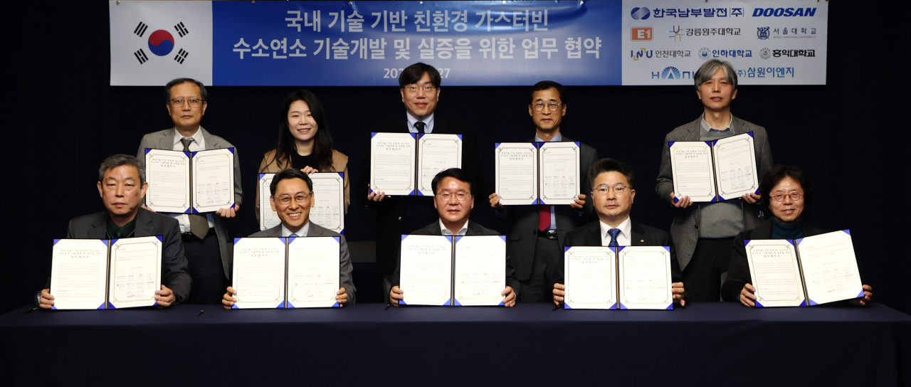 지난 27일 경기도 성남시 분당두산타워에서 열린 국산 수소터빈 기술개발 및 실증을 위한 업무협약식에서 한국남부발전 이승우 사장(앞줄 가운데), 두산에너빌리티 정연인 사장(앞줄 왼쪽에서 두번째), E1 천정식 대표(앞줄 왼쪽에서 네번째) 등 국내 10개 산·학·연 관계자들이 기념촬영을 하고 있다. [두산에너빌리티 제공]