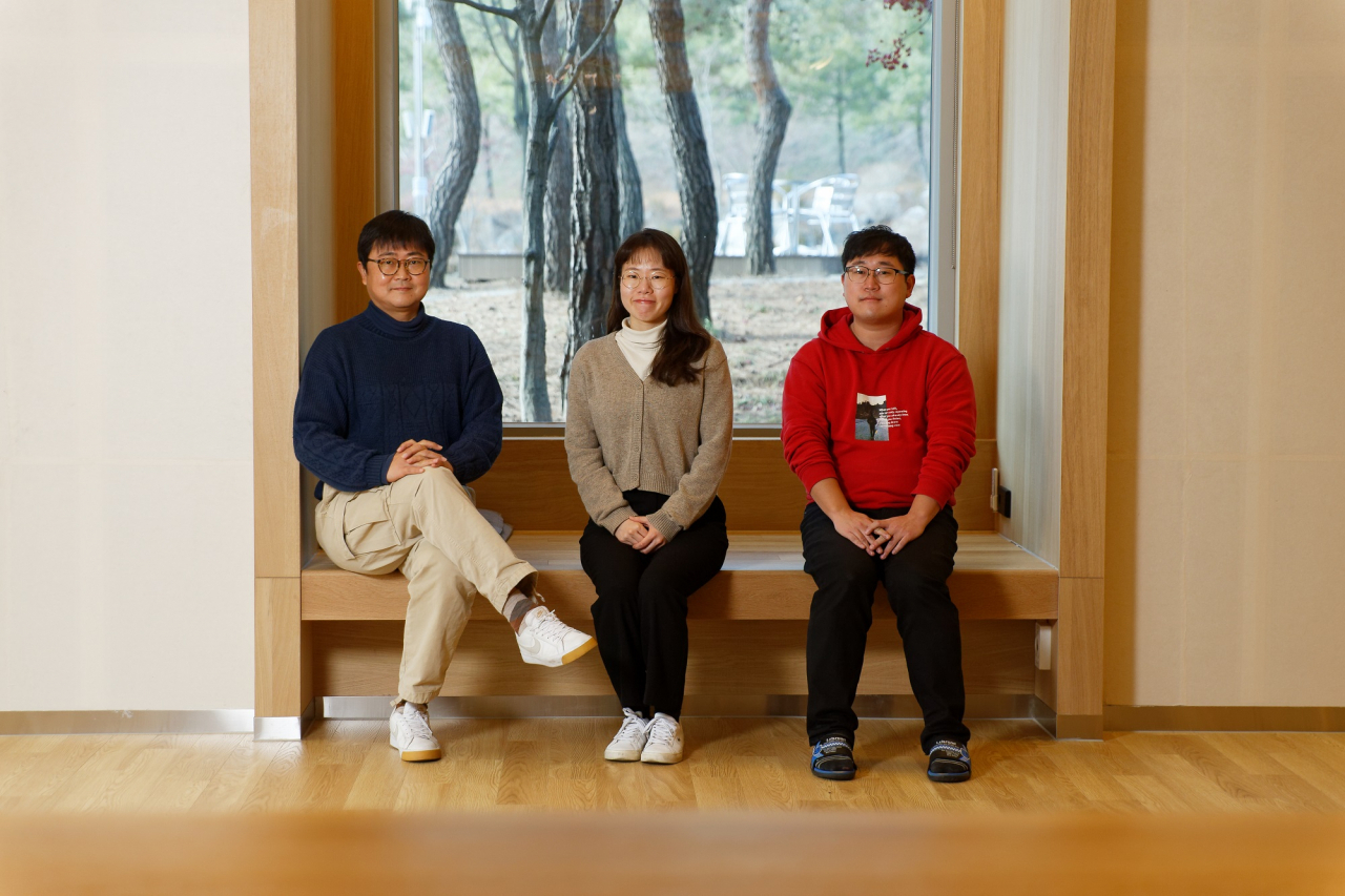 왼쪽부터 권오훈 교수, 김예진 연구원, 노학원 연구원.[UNIST 제공]