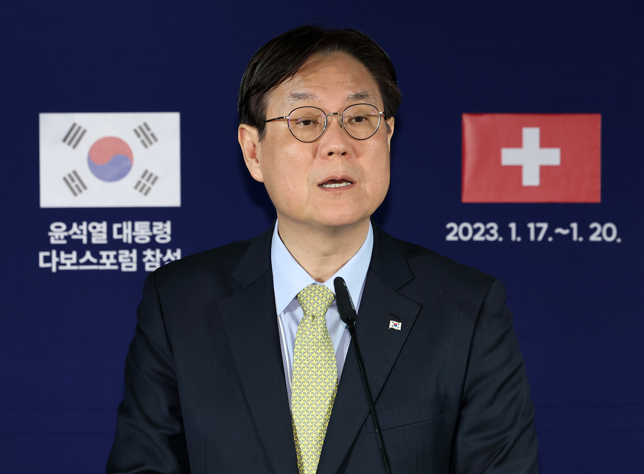 이관섭 대통령실 국정기획수석이 19일(현지시간) 스위스 취리히의 하얏트 리젠시에 설치된 프레스센터에서 윤석열 대통령의 스위스 방문 경제분야 성과 등에 대해 브리핑하고 있다. [연합뉴스]