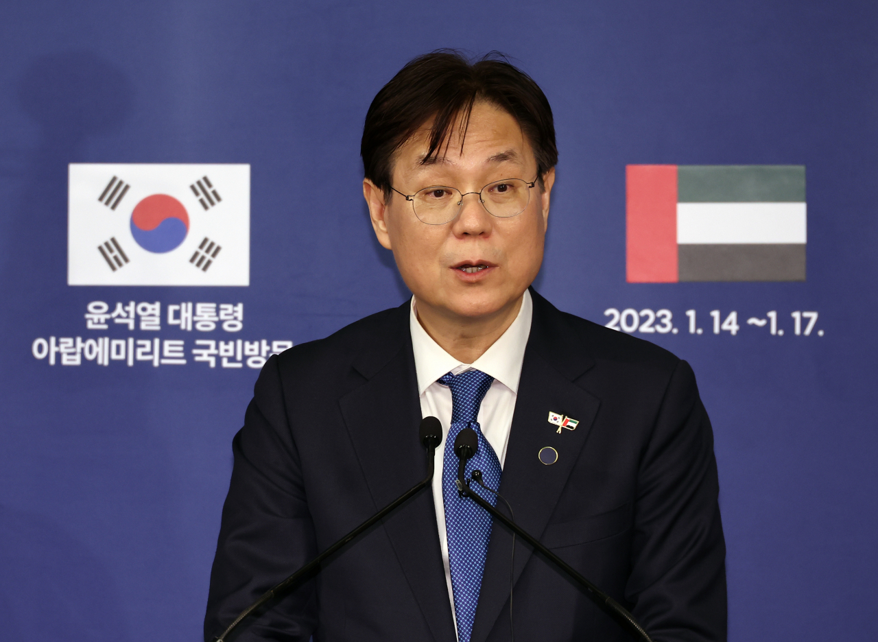 대통령실 이관섭 국정기획수석이 15일(현지시간) 아랍에미리트(UAE) 아부다비의 그랜드 하얏트 호텔에 마련된 프레스센터에서 한-UAE 정상회담 결과 브리핑을 하고 있다. [연합]