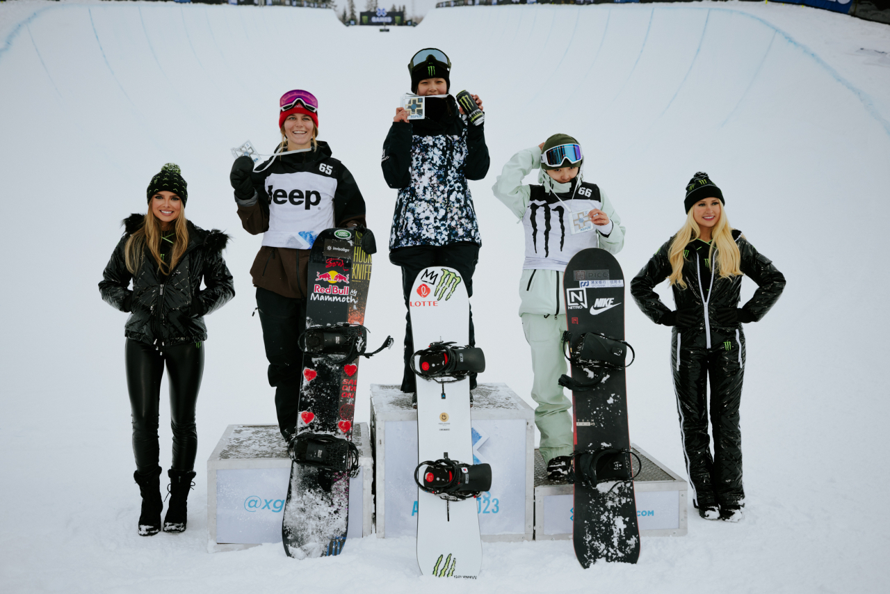 최가온(가운데)이 X Games 수퍼파이프 우승을 차지한 뒤 시상식에서 웃고 있다./올댓스포츠 제공