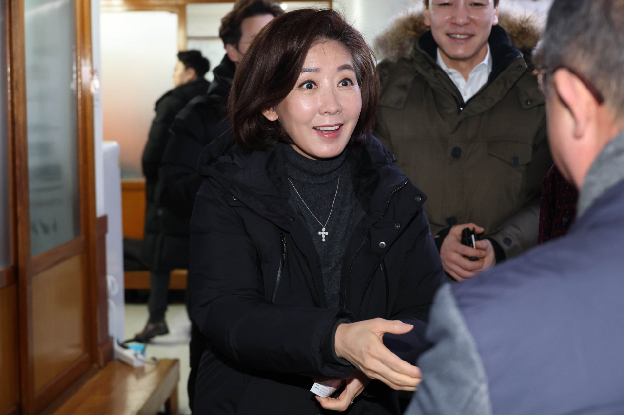 나경원 국민의힘 전 의원이 29일 서울 여의도 한 식당에서 열린 기자간담회에 참석하며 취재진과 인사하고 있다. [연합뉴스]