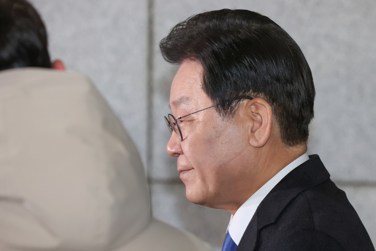 위례·대장동 개발 비리 사건과 관련해 피의자 신문 조사를 마친 더불어민주당 이재명 대표가 28일 오후 서울 서초구 서울중앙지방검찰청에서 취재진 질문에 답하고 있다. [연합]