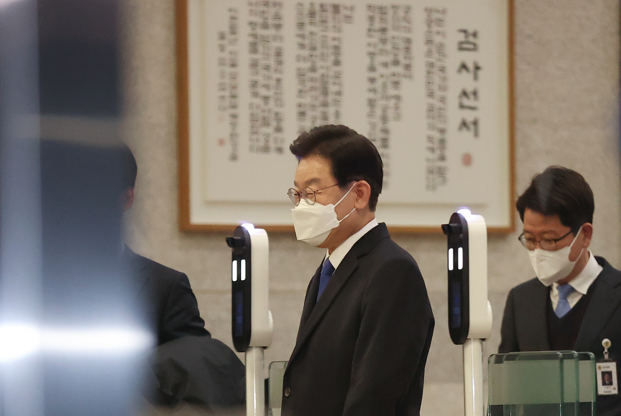 위례·대장동 개발 비리 사건과 관련해 피의자 신문 조사를 마친 이재면 더불어민주당 대표가 28일 오후 서울 서초구 서울중앙지방검찰청 청사에서 나오고 있다. [연합뉴스]