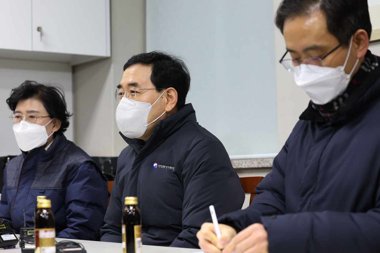 이창양(가운데) 산업통상자원부 장관이 29일 오전 도시가스 요금 할인을 적용받는 사회복지시설인 서울 성북구 정릉노인요양원을 찾아 최연혜 가스공사 사장과 함께 시설 관계자들과 간담회를 하고 있다. [연합]