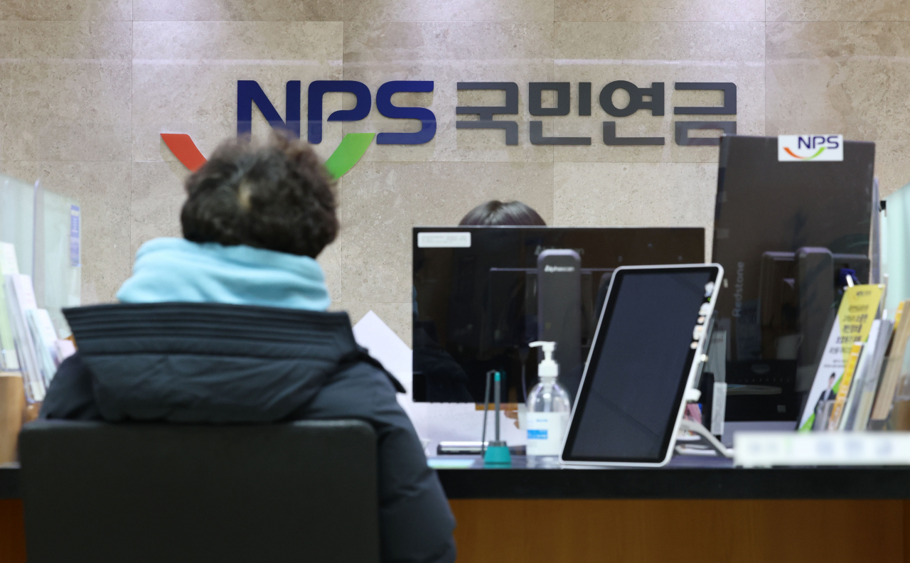 서울 중구 국민연금공단 종로중구지사 고객상담실에서 시민들이 상담을 하고 있다. [연합]